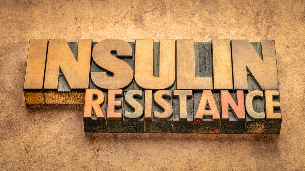 Illustratie van insulineresistentie: insuline als sleutel die de celdeur niet goed opent, waardoor glucose in het bloed blijft en buikvet wordt opgeslagen.