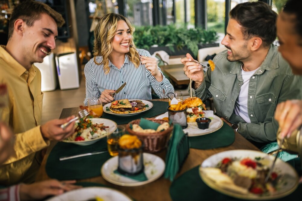 Een bord met gezonde maaltijd in een restaurantsetting