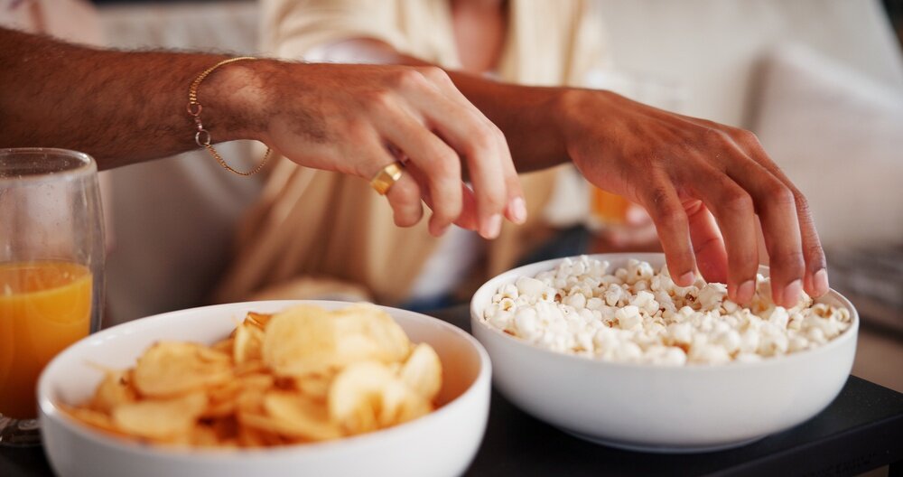 Vrouw voorkomt snacken in de avond met gezonde eetgewoontes
